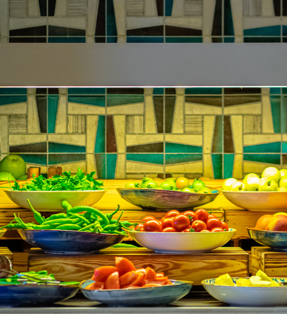 Turizm ve gastronomi sektörünün ihtiyaç duyduğu seçkin ürünleri, istenilen kalibre ve tazelikte sunuyoruz. Mutfaklarda fark yaratan lezzetleri, zamanında ve profesyonel soğuk zincir yönetimiyle teslim ediyoruz.