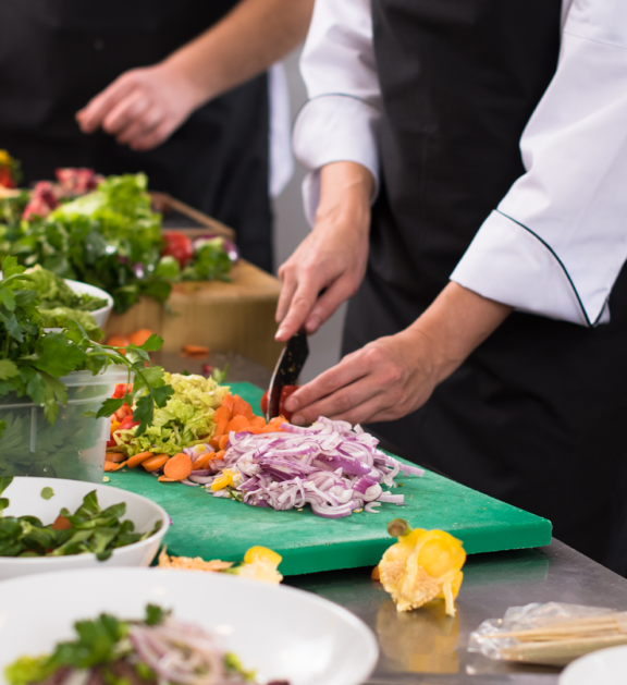 Catering firmaları ve yemek üretim tesisleri için yüksek hacimli tedarik kapasitemizle hizmet veriyoruz. ISO 22000 gıda güvenliği standartlarımızla, toplu tüketim noktalarına en sağlıklı ham maddeyi ulaştırıyoruz.